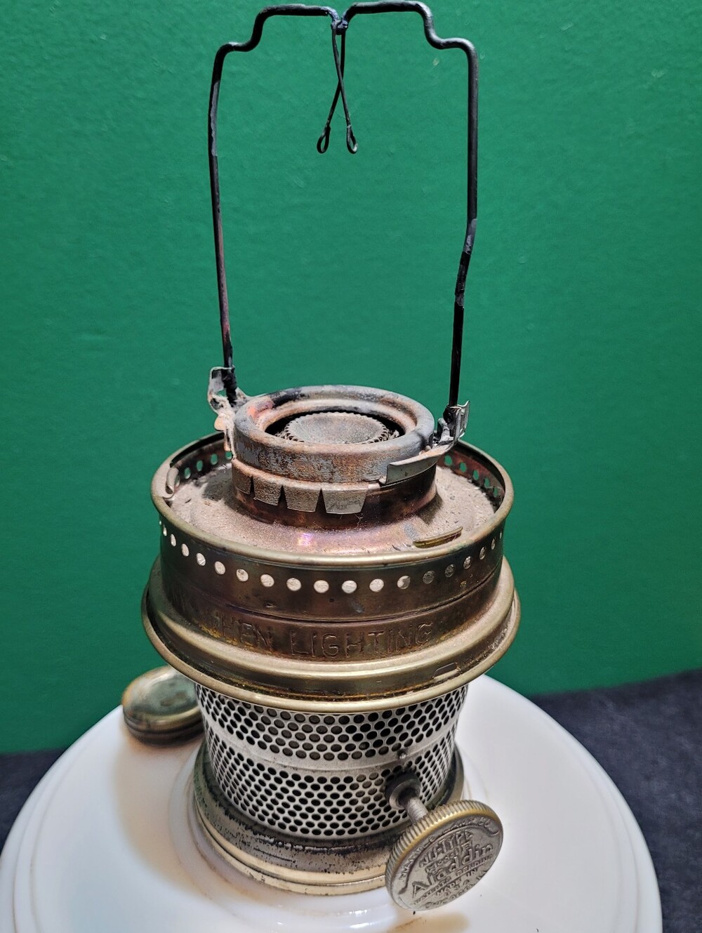 Vintage Aladin Model B Uranium Glass Lamp - Picture 9 of 10
